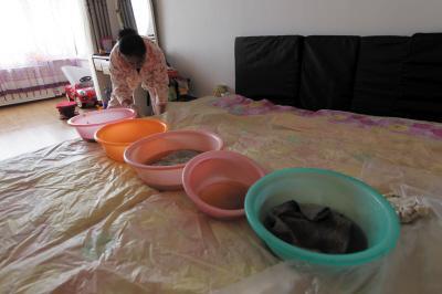 阿勒泰楼上漏水，住户失联，小区没物管，业主维权难！律师来支招……